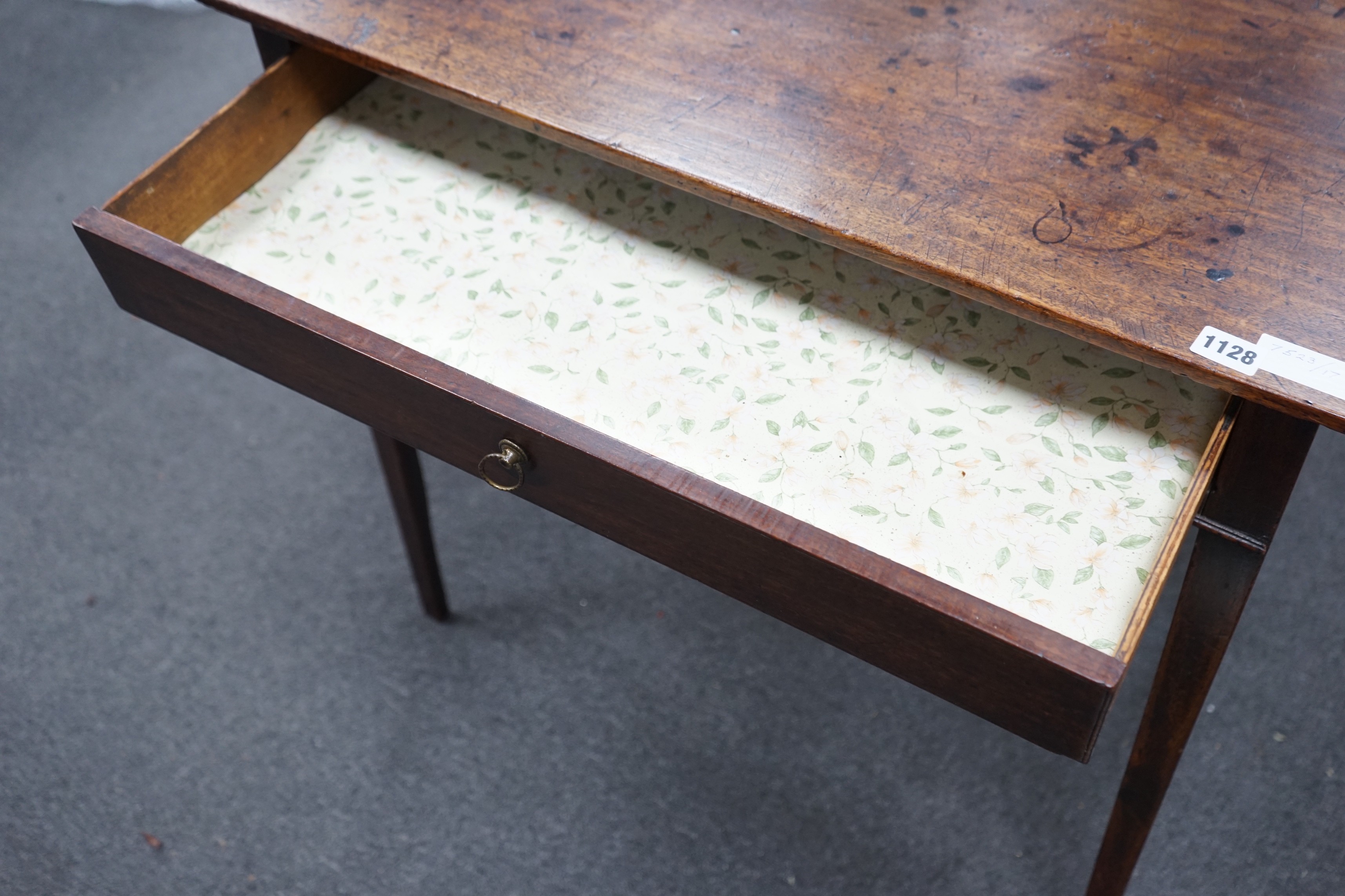 A George III provincial mahogany side table, 76cm width, depth 45cm, height 71cm